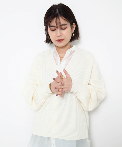 Rouge vif(ルージュヴィフ)の「Vネック両畦ニット(ニット/セーター・レディース・ホワイト/イエロー/グレー/レッド/ブラック・フリー)」の2枚目の写真
