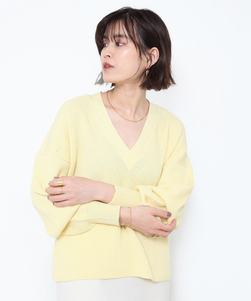 Rouge vif(ルージュヴィフ)の「Vネック両畦ニット(ニット/セーター・レディース・ホワイト/イエロー/グレー/レッド/ブラック・フリー)」の4枚目の写真