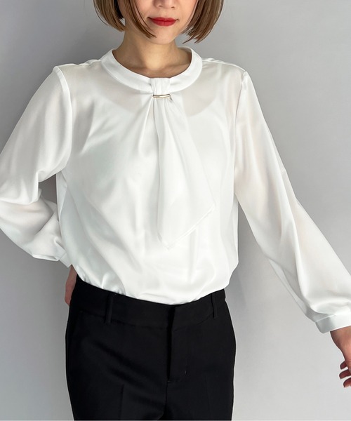 PICCIN(ピッチン)の「メタルパーツ付きボウタイブラウス(シャツ/ブラウス・レディース・オフホワイト/ライトグレー/ネイビー・M)」の1枚目の写真