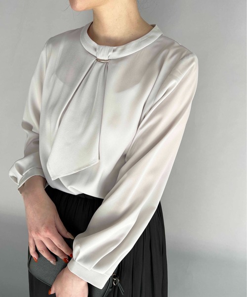 PICCIN(ピッチン)の「メタルパーツ付きボウタイブラウス(シャツ/ブラウス・レディース・オフホワイト/ライトグレー/ネイビー・M)」の2枚目の写真