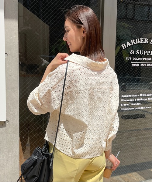StyleSea(スタイルシー)の「パンチングレースショートシャツブラウス(シャツ/ブラウス・レディース・ブラック/オフホワイト/ライトベージュ・MEDIUM)」の3枚目の写真