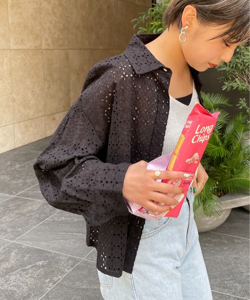 StyleSea(スタイルシー)の「パンチングレースショートシャツブラウス(シャツ/ブラウス・レディース・ブラック/オフホワイト/ライトベージュ・MEDIUM)」の2枚目の写真