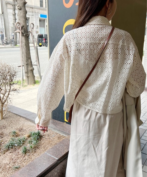 StyleSea(スタイルシー)の「パンチングレースショートシャツブラウス(シャツ/ブラウス・レディース・ブラック/オフホワイト/ライトベージュ・MEDIUM)」の6枚目の写真