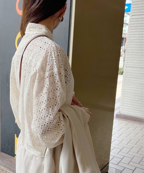 StyleSea(スタイルシー)の「パンチングレースショートシャツブラウス(シャツ/ブラウス・レディース・ブラック/オフホワイト/ライトベージュ・MEDIUM)」の7枚目の写真