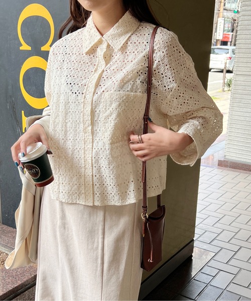 StyleSea(スタイルシー)の「パンチングレースショートシャツブラウス(シャツ/ブラウス・レディース・ブラック/オフホワイト/ライトベージュ・MEDIUM)」の4枚目の写真