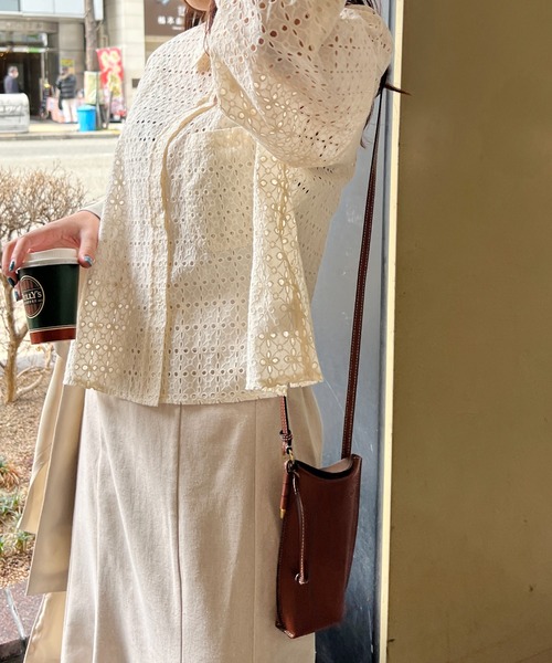 StyleSea(スタイルシー)の「パンチングレースショートシャツブラウス(シャツ/ブラウス・レディース・ブラック/オフホワイト/ライトベージュ・MEDIUM)」の5枚目の写真