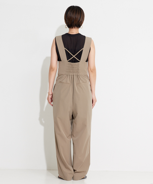 NOMINE（ノミネ）の「タックテーパードサロペットオールインワン（サロペット/オーバーオール・レディース・グレイッシュベージュ/ブルー/ブラック・フリー）」の7枚目の写真