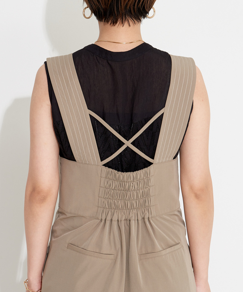 NOMINE（ノミネ）の「タックテーパードサロペットオールインワン（サロペット/オーバーオール・レディース・グレイッシュベージュ/ブルー/ブラック・フリー）」の8枚目の写真