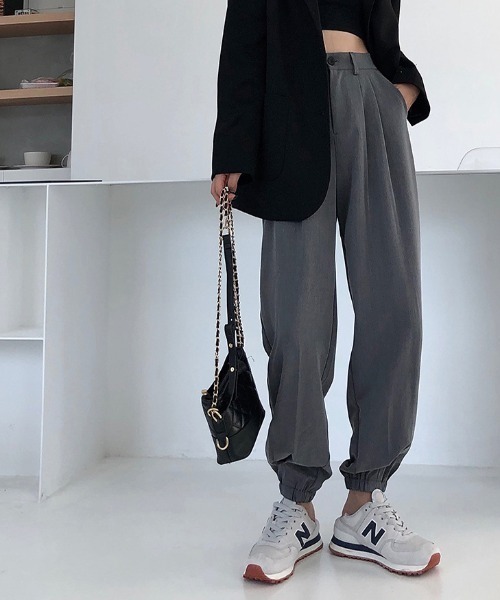 MANGROVE（マングローブ）の「ハイウエストタックジョガーパンツ（スラックス・レディース・ブラック/グレー・MEDIUM/LARGE）」の3枚目の写真