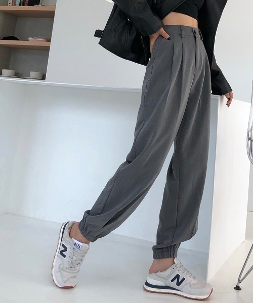 MANGROVE（マングローブ）の「ハイウエストタックジョガーパンツ（スラックス・レディース・ブラック/グレー・MEDIUM/LARGE）」の4枚目の写真