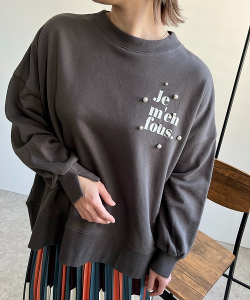 LHELBIE(レルビエ)の「フロッキーロゴ+パールデザイン裏毛トップス(スウェット・レディース・ホワイト/チャコールグレー/ネイビー・M)」の2枚目の写真