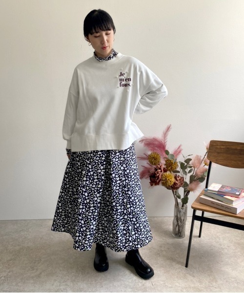 LHELBIE(レルビエ)の「フロッキーロゴ+パールデザイン裏毛トップス(スウェット・レディース・ホワイト/チャコールグレー/ネイビー・M)」の14枚目の写真