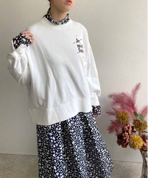 LHELBIE(レルビエ)の「フロッキーロゴ+パールデザイン裏毛トップス(スウェット・レディース・ホワイト/チャコールグレー/ネイビー・M)」の13枚目の写真