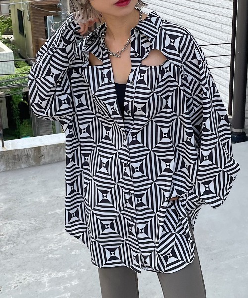 PAGEBOY（ページボーイ）の「ジオメトパターンルーズシャツ（シャツ/ブラウス・レディース・ホワイト系その他/ブラウン系その他・FREE）」の2枚目の写真