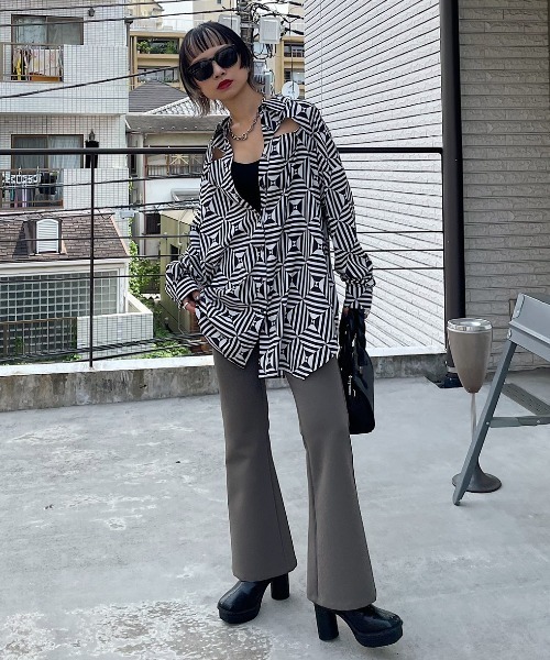 PAGEBOY（ページボーイ）の「ジオメトパターンルーズシャツ（シャツ/ブラウス・レディース・ホワイト系その他/ブラウン系その他・FREE）」の3枚目の写真