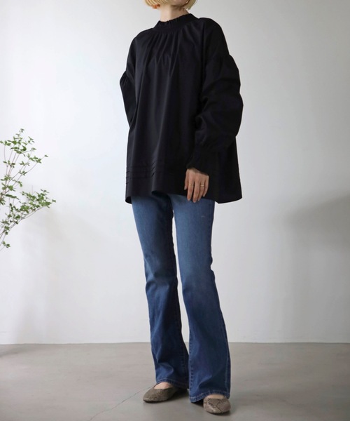 UNFIELD（アンフィールド）の「【UNFIELD】バックリボンシャーリングネックブラウス（シャツ/ブラウス・レディース・ブラック/オフホワイト・FREE）」の4枚目の写真