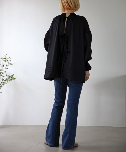 UNFIELD（アンフィールド）の「【UNFIELD】バックリボンシャーリングネックブラウス（シャツ/ブラウス・レディース・ブラック/オフホワイト・FREE）」の8枚目の写真