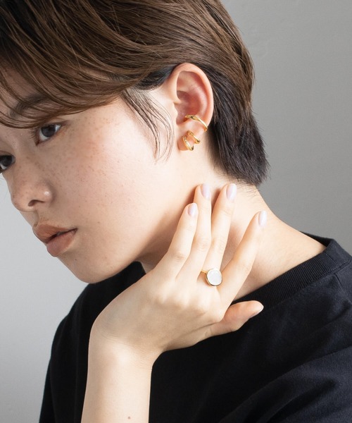 JUICY ROCK（ジューシーロック）の「CYCRO/GP(SV925) 片耳CZツイストレイヤードカフ（イヤーカフ・レディース・ゴールド・ONE SIZE）」の8枚目の写真