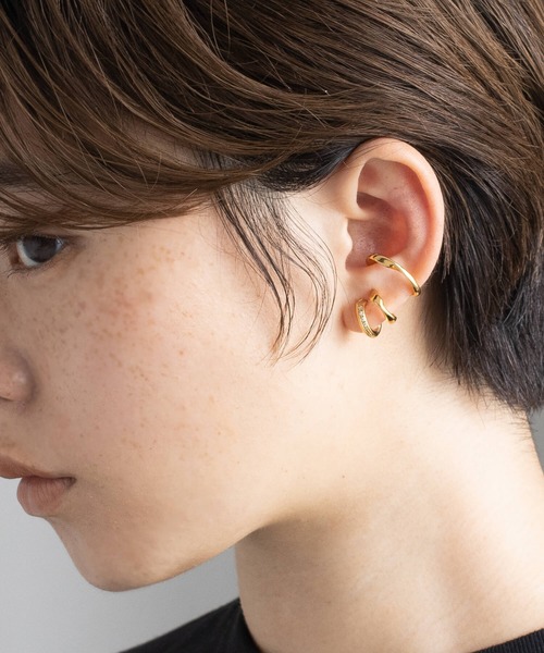 JUICY ROCK（ジューシーロック）の「CYCRO/GP(SV925) 片耳CZツイストレイヤードカフ（イヤーカフ・レディース・ゴールド・ONE SIZE）」の9枚目の写真
