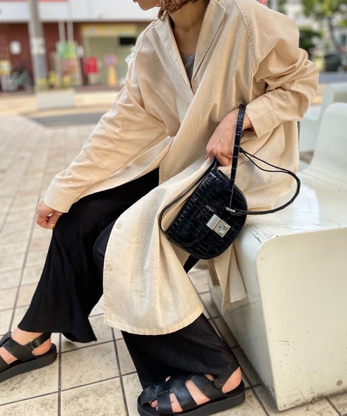 mi via loca(ミヴィアロカ)の「オーバーサイズ開衿シャツワンピース(シャツ/ブラウス・レディース・ブラック/オレンジ/ブルー/ライトベージュ・FREE)」の4枚目の写真