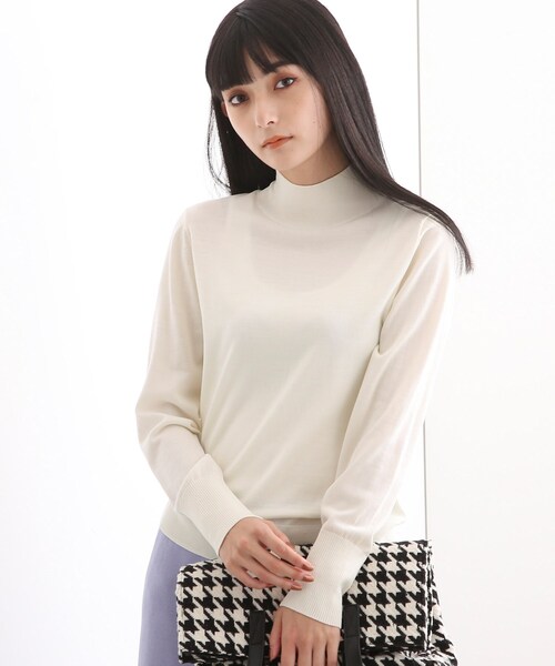 INDIVI（インディヴィ）の「◆【otonaMUSE 12月号掲載/佐田真由美さん着用】ハイネックニット（ニット/セーター・レディース・オフホワイト/ブルー/レモンイエロー/ブラック/グリーン/ブルー系5/ライトイエロー系6/ホワイト系8・05/19/34/38/40/13/15 ）」の3枚目の写真