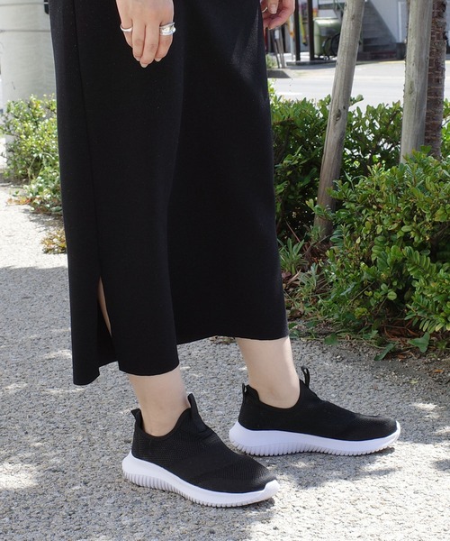 AmiAmi（アミアミ）の「軽量ニットスリッポン/スニーカー（スリッポン・レディース・グレー/ブラック/ベージュ/ブラック×ブラック・22.5cm/23cm/23.5cm/24cm/24.5cm/25cm/25.5cm/26cm/26.5cm/27cm/28cm）」の5枚目の写真