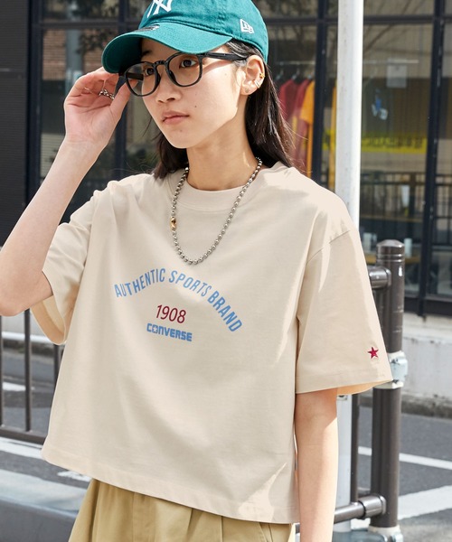 CONVERSE(コンバース)の「CONVERSE/コンバース アーチロゴプリントクロップド丈半袖Tシャツ(Tシャツ/カットソー・レディース・オフホワイト/ブラック/ホワイト系/ネイビー/ホワイト系2/ホワイト系1・L/M)」の4枚目の写真
