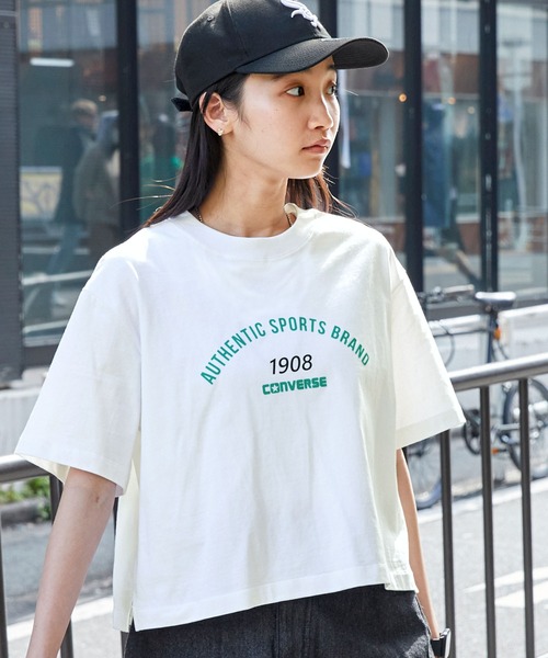 CONVERSE(コンバース)の「CONVERSE/コンバース アーチロゴプリントクロップド丈半袖Tシャツ(Tシャツ/カットソー・レディース・オフホワイト/ブラック/ホワイト系/ネイビー/ホワイト系2/ホワイト系1・L/M)」の5枚目の写真