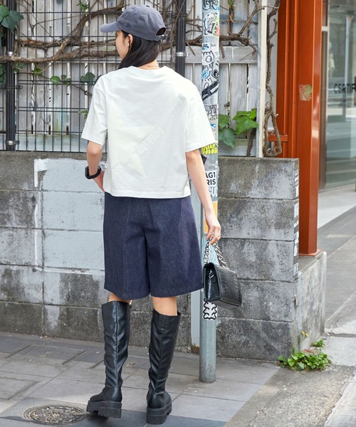 CONVERSE(コンバース)の「CONVERSE/コンバース アーチロゴプリントクロップド丈半袖Tシャツ(Tシャツ/カットソー・レディース・オフホワイト/ブラック/ホワイト系/ネイビー/ホワイト系2/ホワイト系1・L/M)」の13枚目の写真