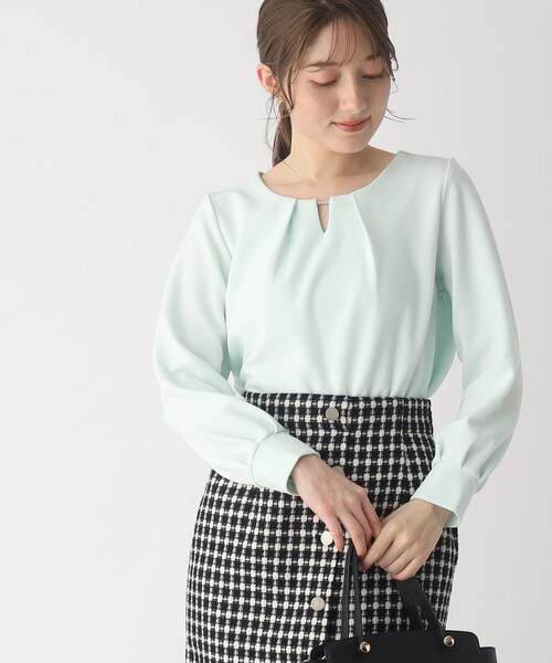 index（インデックス）の「◆フェイクパールバーネックトップス【洗濯機洗い可】（Tシャツ/カットソー・レディース・グリーン系/ライトグレー/ホワイト系その他3/ネイビー・40/42/38/36）」の3枚目の写真