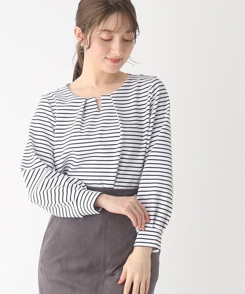 index（インデックス）の「◆フェイクパールバーネックトップス【洗濯機洗い可】（Tシャツ/カットソー・レディース・グリーン系/ライトグレー/ホワイト系その他3/ネイビー・40/42/38/36）」の2枚目の写真