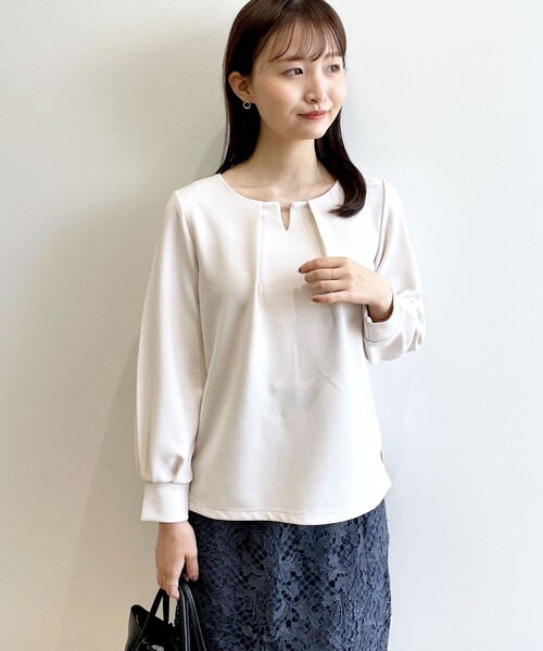 index（インデックス）の「◆フェイクパールバーネックトップス【洗濯機洗い可】（Tシャツ/カットソー・レディース・グリーン系/ライトグレー/ホワイト系その他3/ネイビー・40/42/38/36）」の5枚目の写真