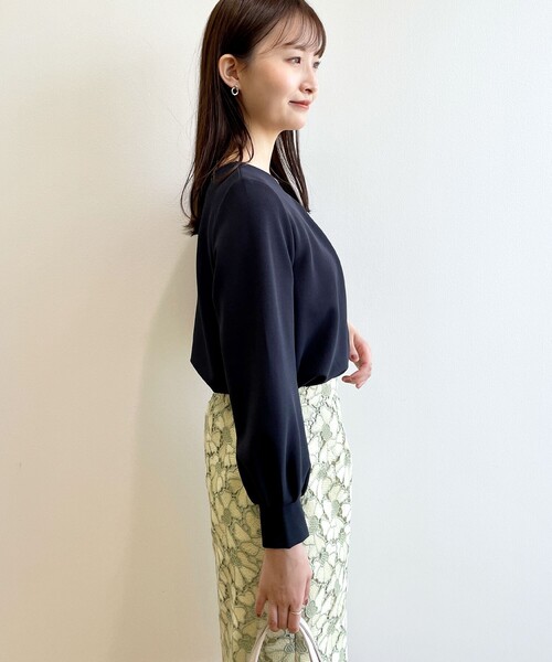 index（インデックス）の「◆フェイクパールバーネックトップス【洗濯機洗い可】（Tシャツ/カットソー・レディース・グリーン系/ライトグレー/ホワイト系その他3/ネイビー・40/42/38/36）」の11枚目の写真