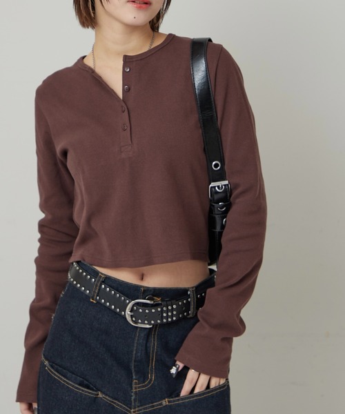 WHO'S WHO gallery(フーズフーギャラリー)の「【WEB限定】ヘンリーネックショートトップス(Tシャツ/カットソー・レディース・ライトグレー/ブラック/オフホワイト/レッド/チャコールグレー/グレー/ブラック系その他/ブラウン/ブラウン系その他/ネイビー・FREE/MEDIUM)」の8枚目の写真