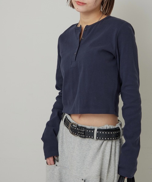 WHO'S WHO gallery(フーズフーギャラリー)の「【WEB限定】ヘンリーネックショートトップス(Tシャツ/カットソー・レディース・ライトグレー/ブラック/オフホワイト/レッド/チャコールグレー/グレー/ブラック系その他/ブラウン/ブラウン系その他/ネイビー・FREE/MEDIUM)」の9枚目の写真