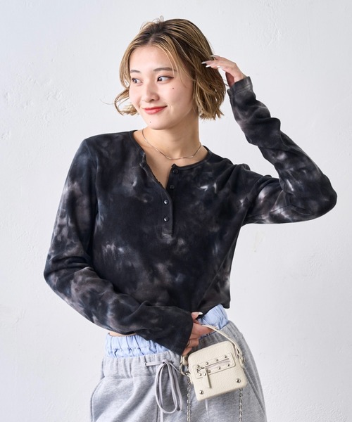 WHO'S WHO gallery(フーズフーギャラリー)の「【WEB限定】ヘンリーネックショートトップス(Tシャツ/カットソー・レディース・ライトグレー/ブラック/オフホワイト/レッド/チャコールグレー/グレー/ブラック系その他/ブラウン/ブラウン系その他/ネイビー・FREE/MEDIUM)」の18枚目の写真