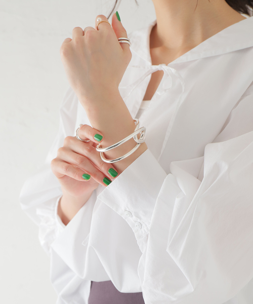 SLOBE IENA（スローブイエナ）の「【PHILIPPE AUDIBERT】クロスバングル（バングル/リストバンド・レディース・シルバー・FREE）」の2枚目の写真