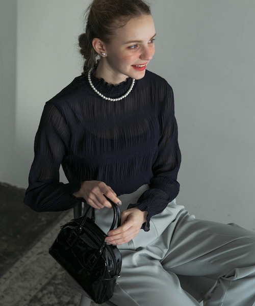 BONLECILL noir（ボンルシールノワール）の「【BONLECILLnoir】マジョリカプリーツシャーリング ハイネックシアープルオーバー（シャツ/ブラウス・レディース・ネイビー/ブルー/ブラック/オフホワイト/アイボリー/ピンク/グレー/ベージュ/チャコールグレー/レッド・FREE）」の7枚目の写真