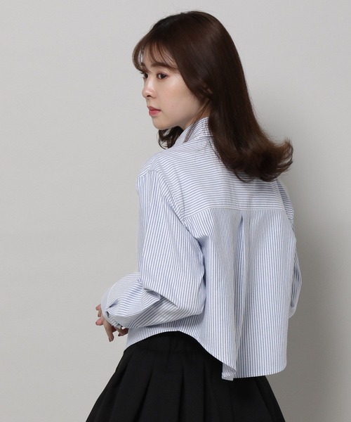 MAGPIEROBIN（マグパイロビン）の「ALAND MAGPIE ROBIN／クロップロゴストライプシャツ　2197558（シャツ/ブラウス・レディース・グリーン/ネイビー・FREE）」の12枚目の写真