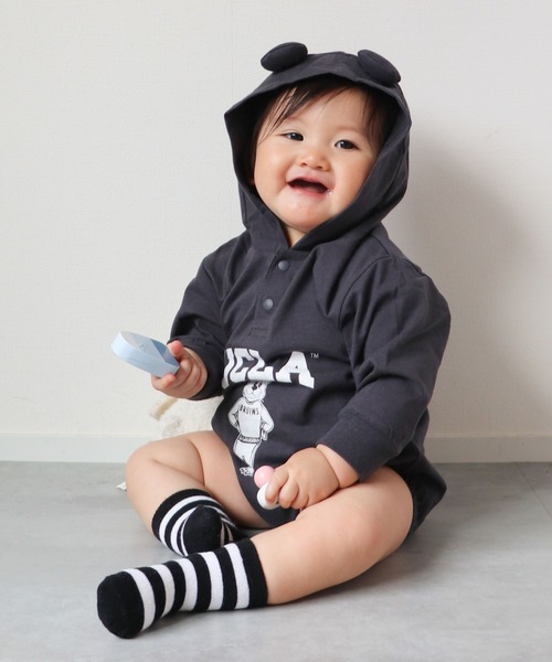 UCLA(ユーシーエルエー)の「【KIDS】【UCLA/ユーシーエルエー】バックプリントロンパース(ロンパース・キッズ・チャコールグレー/ホワイト・80)」の2枚目の写真