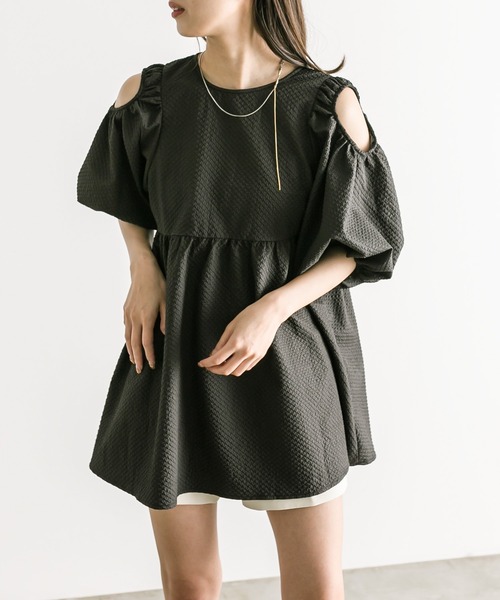 mystic（ミスティック）の「エンボス肩開きチュニック（シャツ/ブラウス・レディース・オレンジ/ブラック/アイボリー・FREE）」の5枚目の写真