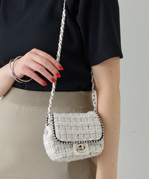 COLONY 2139（コロニートゥーワンスリーナイン）の「ボールチェーンパイピングミニショルダー（ショルダーバッグ・レディース・レッド/ホワイト/ブラック/ブラック系その他・FREE）」の2枚目の写真