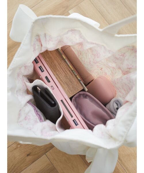 Maison de FLEUR（メゾンドフルール）の「ダブルリボンギャザートートバッグ（トートバッグ・レディース・レッド/ピンク/イエロー/ラベンダー/ネイビー/ピンクベージュ/アイボリー/ブラック/ブルー系その他7/グレー・FREE）」の16枚目の写真