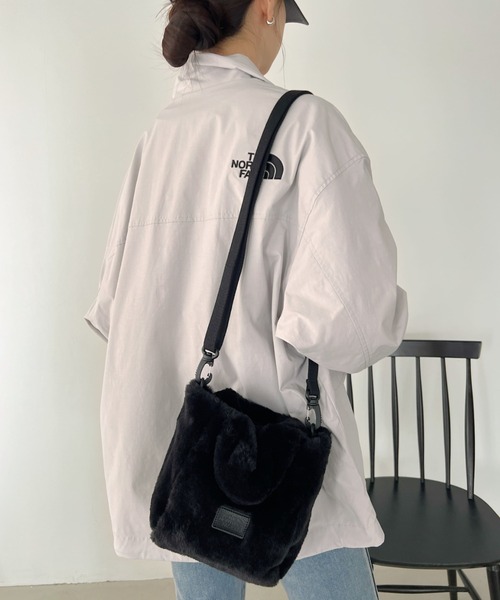 THE NORTH FACE(ザノースフェイス)の「国内未発売 THE NORTH FACE(ザ・ノースフェイス)/2WAYファーミニショルダーバッグ/PLUMPY TOTE BAG(ショルダーバッグ・レディース・ブラック/ホワイト・FREE)」の22枚目の写真