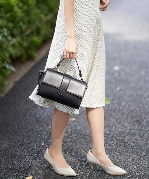 a.v.v（アーヴェヴェ）の「フラップハンドバッグ（ショルダーバッグ・レディース・ブラック/アイボリー・38）」の5枚目の写真