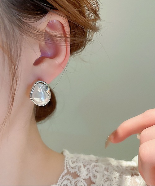 LA VORAGINE（ラ ヴォラジネ）の「ドロップ 大粒パールピアス（ピアス（両耳用）・レディース・ゴールド系1/シルバー系1/ゴールド/シルバー・FREE）」の3枚目の写真