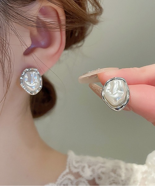 LA VORAGINE（ラ ヴォラジネ）の「ドロップ 大粒パールピアス（ピアス（両耳用）・レディース・ゴールド系1/シルバー系1/ゴールド/シルバー・FREE）」の2枚目の写真