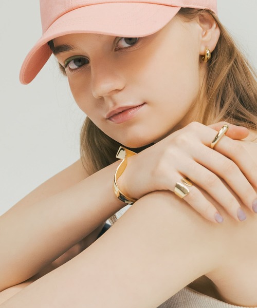 SMELLY(スメリー)の「メタルニュアンスカーブバングル(ブレスレット・レディース・ゴールド・-)」の7枚目の写真