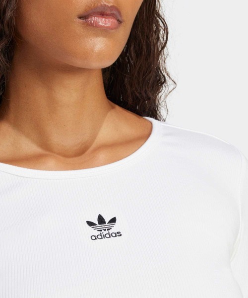 adidas（アディダス）の「エッセンシャルズ リブ クロップ 長袖Tシャツ / ロンT / アディダスオリジナルス adidas Originals（Tシャツ/カットソー・レディース・ブラック/ブルー・XX-LARGE/LARGE/MEDIUM/SMALL/X-LARGE/X-SMALL）」の17枚目の写真