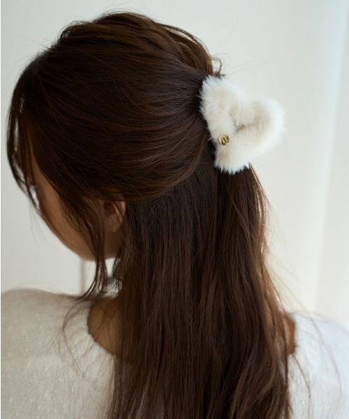 SNIDEL HOME(スナイデルホーム)の「ファーハートバンス(バレッタ/ヘアクリップ・レディース・ミント/ベージュ/ホワイト/ピンク・FREE)」の8枚目の写真